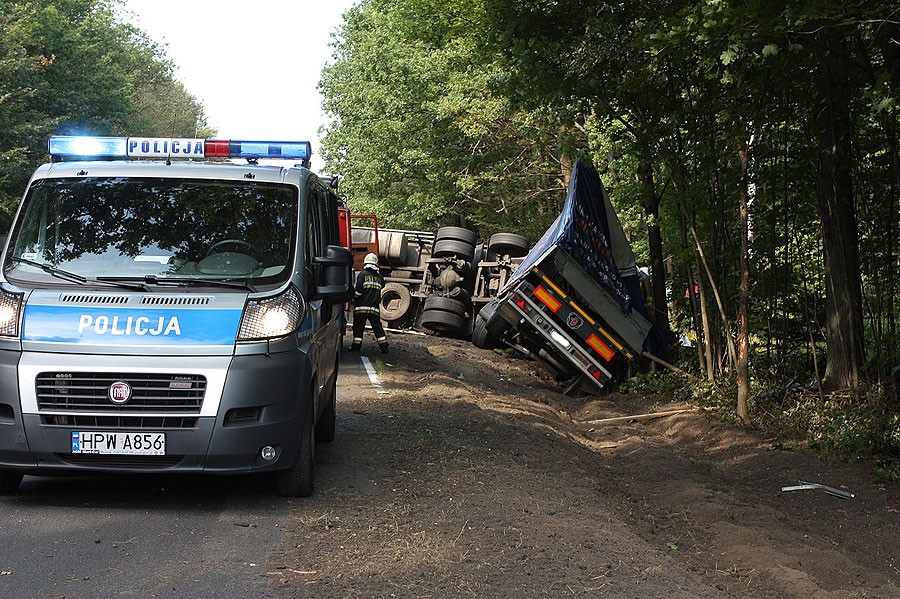Nieszczęśliwa granica – tir leży na DK 11. Wiózł karmę dla gołębi