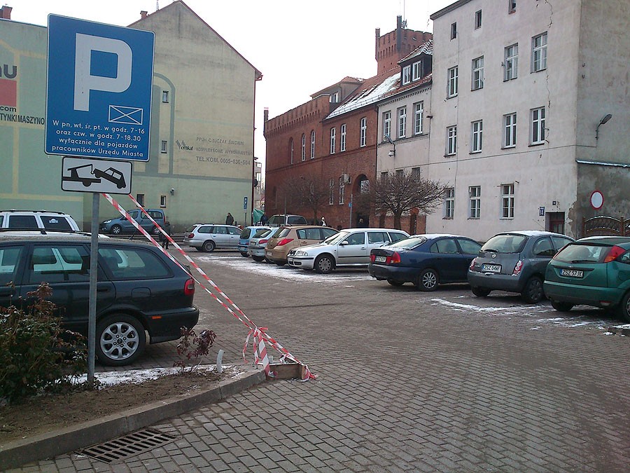 Za ratuszem - parking ze szlabanem