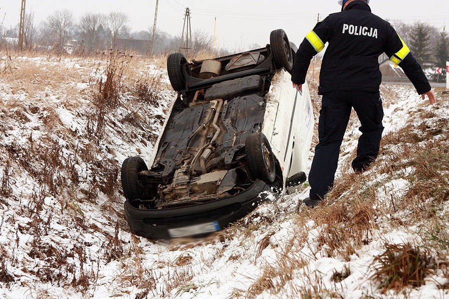 Ślisko na drogach - Ford w rowie