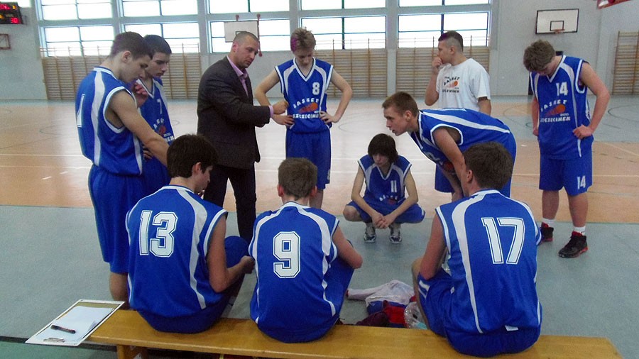  Koszykówka: Wygrana UKS Emet Basket