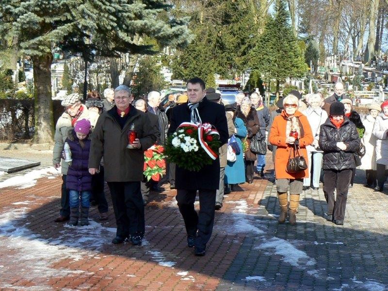 Rocznica z kwiatami dla żołnierzy
