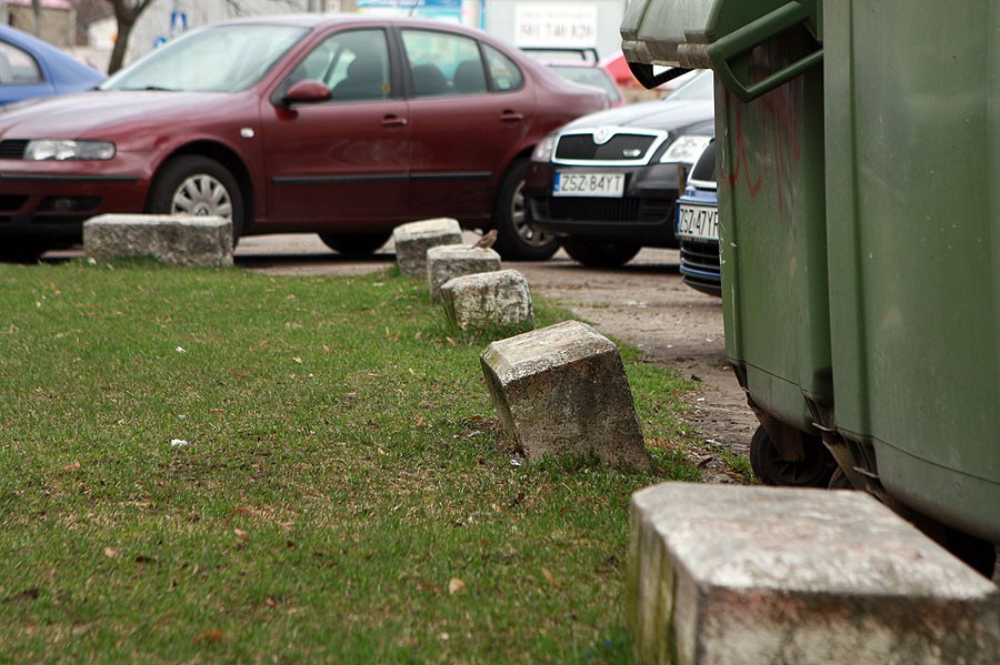 Parking z nagrobkami