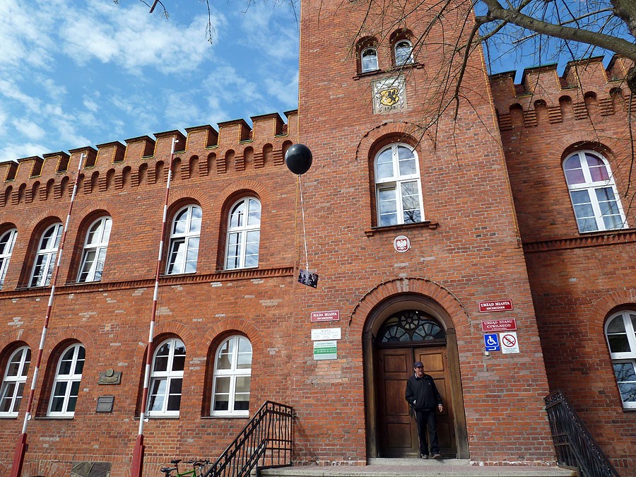 Materia prosi o głosy. I rozdaje balony 