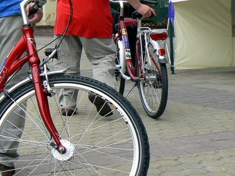 Rowerzysta poturbował rowerzystkę 
