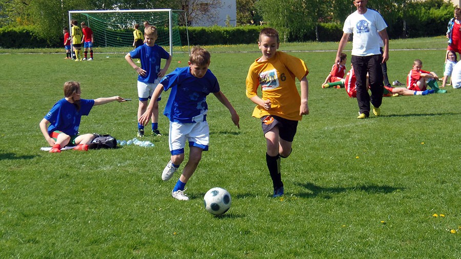  Mini piłka nożna dziewcząt i chłopców