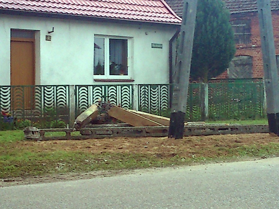 Auto na słupie, wieś bez prądu, kibice załamani