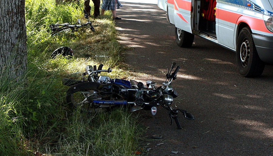 Wypadek na drodze - motorowerzysta wjechał w drzewo 