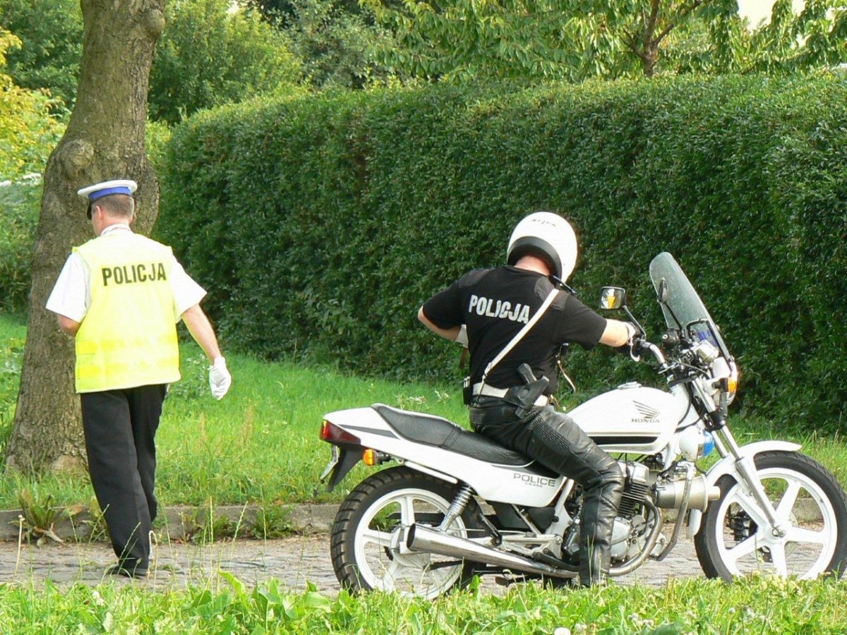 Narkotyki, skok na komórkę i… cukierki 
