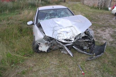 Z trójką dzieci uderzył w drzewo, posprzątał i zgłosił się do szpitala
