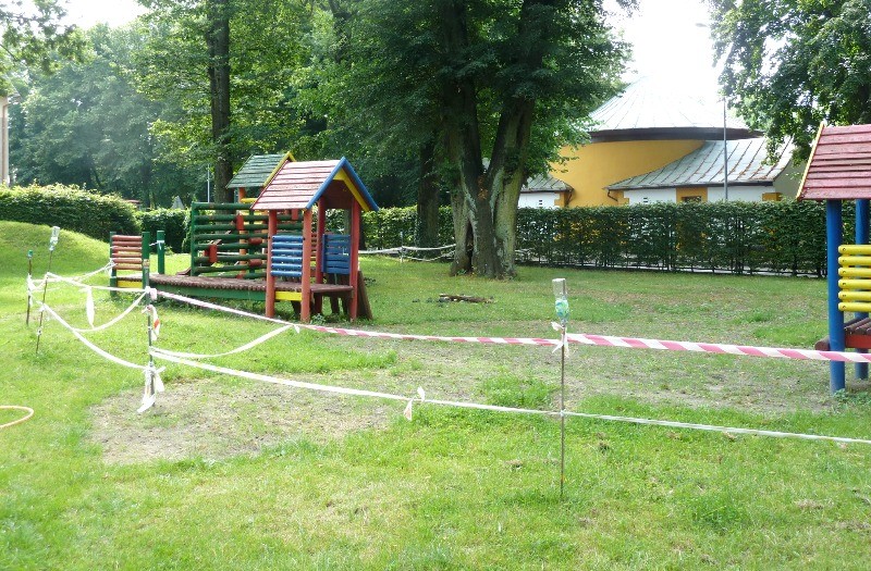 Remontują plac zabaw