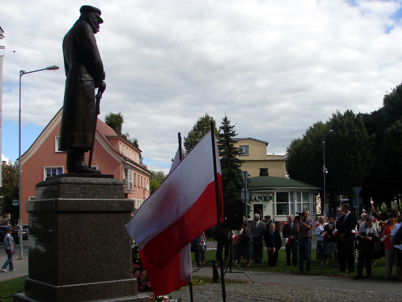 Kwiaty pod pomnikiem marszałka