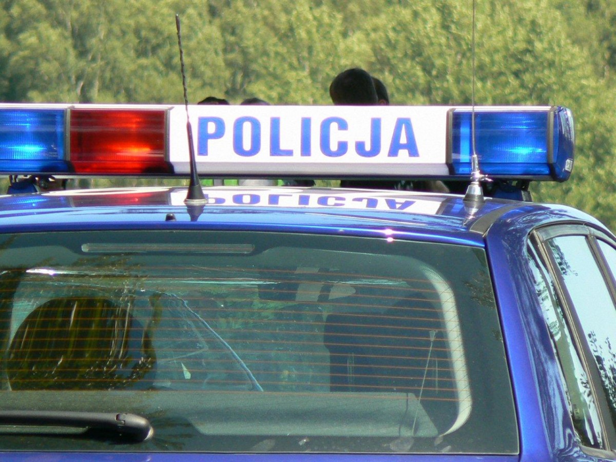 Wypił, wsiadł za kółko, uciekał przed policją i dachował