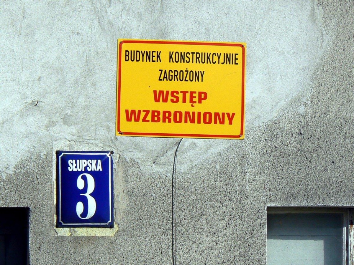 Wykwaterowują, odcinają, rozbierają 