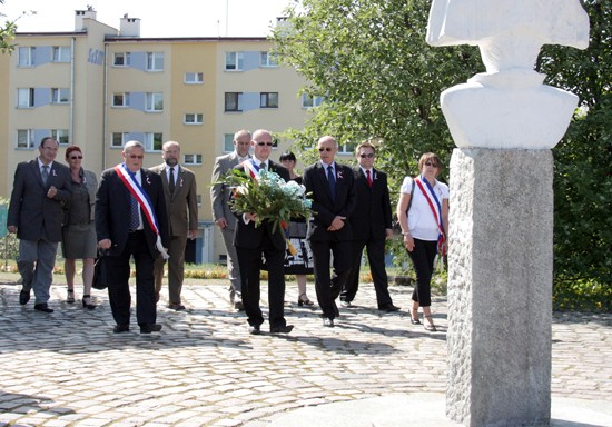 Francuzi pod pomnikiem żołnierzy napoleońskich 