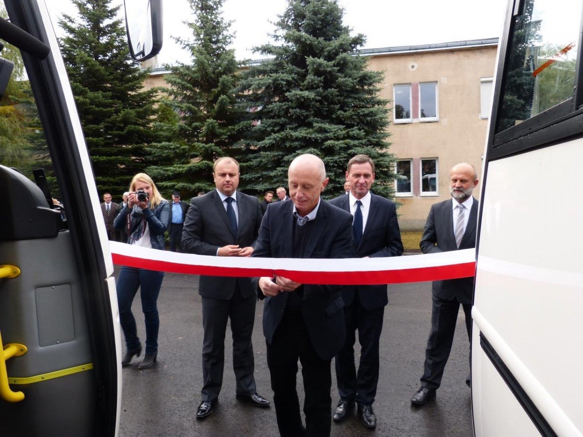 Wstęga przecięta, autobusy uroczyście wręczone