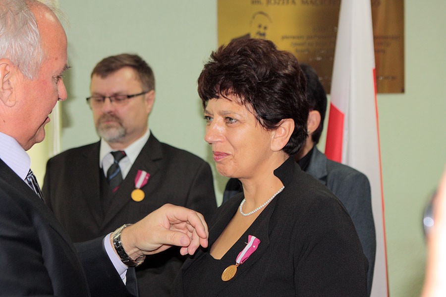 Wojewoda wręczał medale nauczycielom