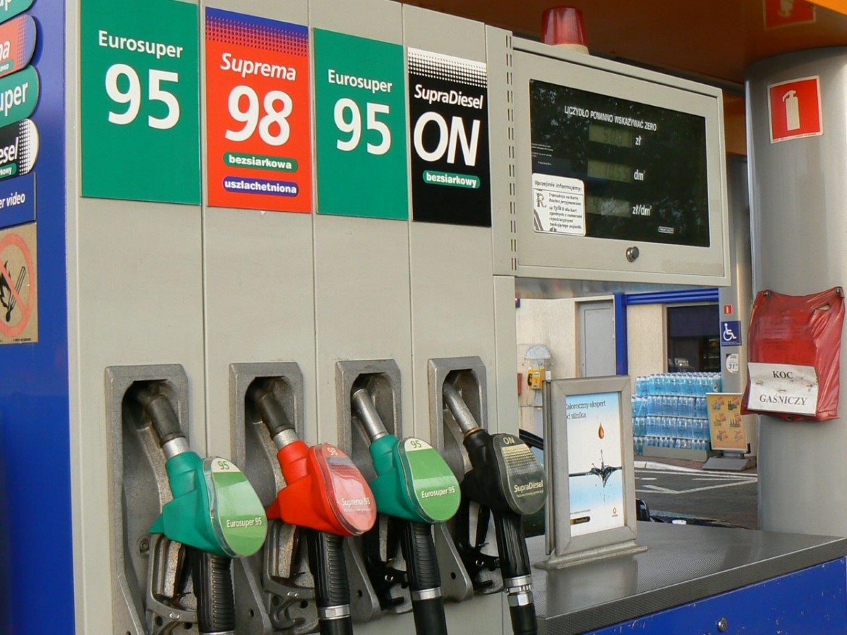 Przy dystrybutorach taniej niż w środku wakacji. Droższy gaz