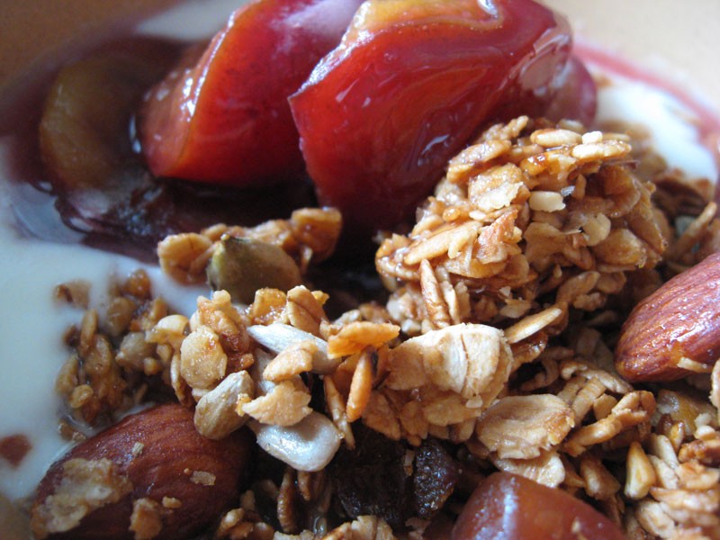 Granola i pieczone śliwki na jesienne śniadanie