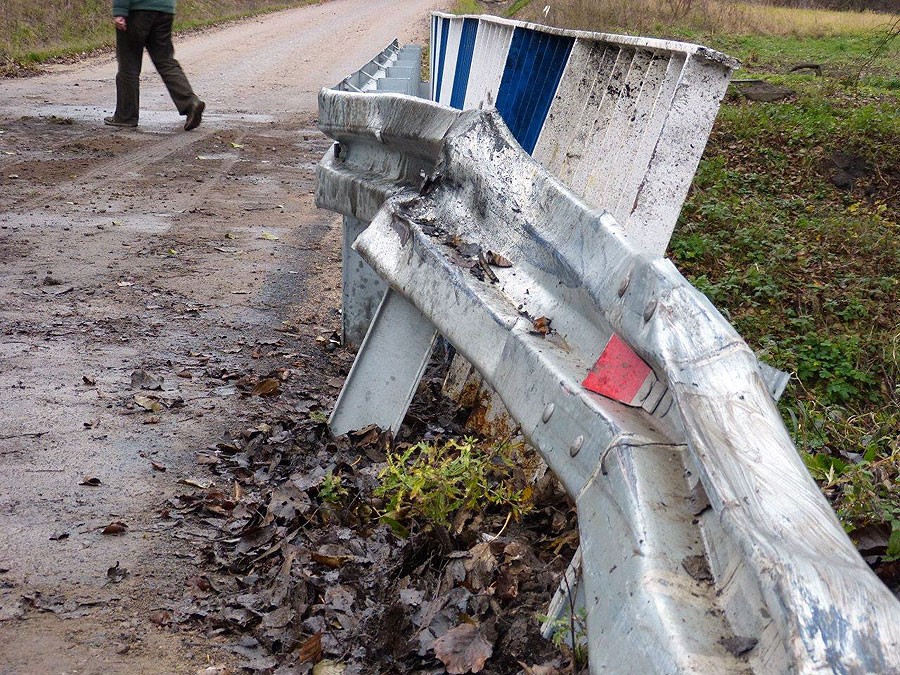 Rozpędzony mercedes staranował barierki