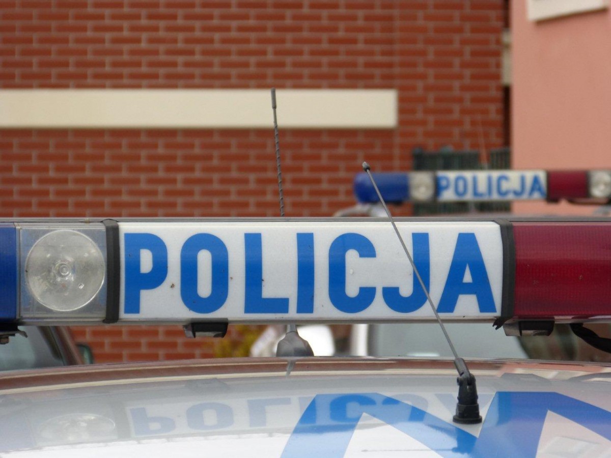 Wrzucili do mieszkania wielki kamień