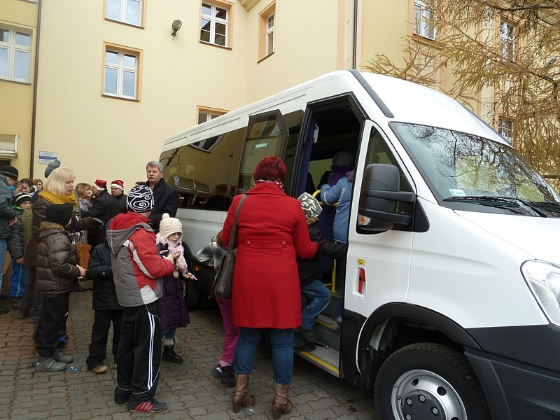 Uczniowie z nowym autobusem