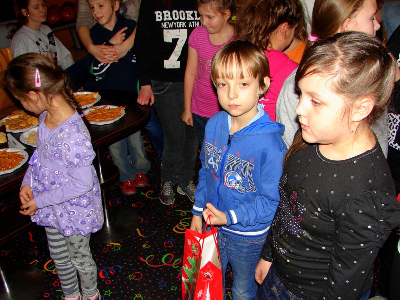 Paczki od Mikołaja dla młodszych sióstr i braci