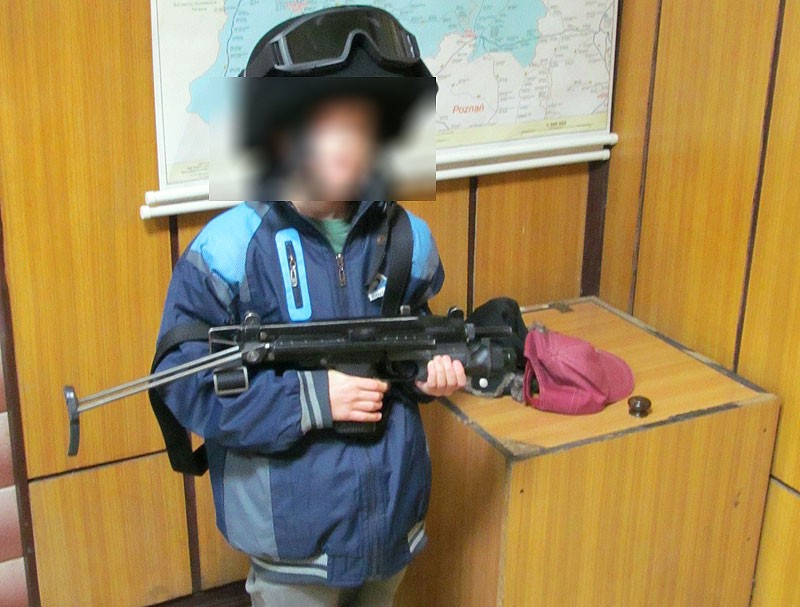 Dzieci z bronią, mobbing i podpalanie bezdomnych