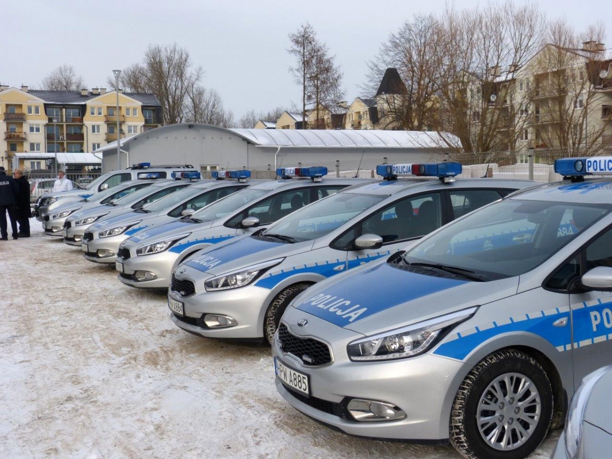 Policjanci pochwaleni, radiowozy formalnie wręczone