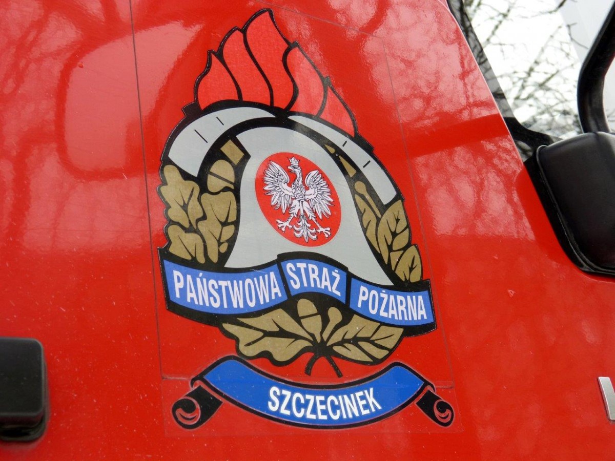 Czad, płonące auto, karetka w poślizgu