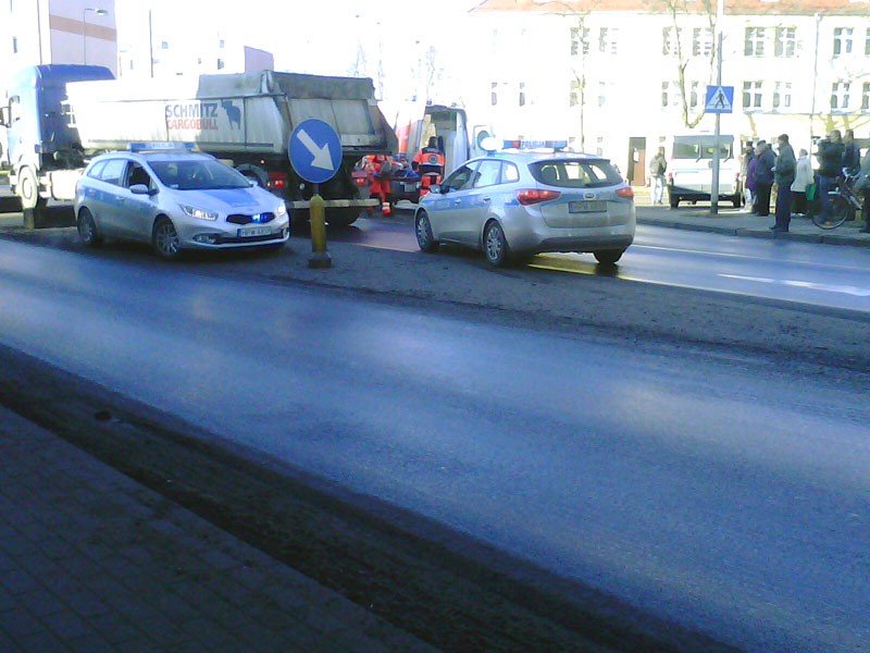 Wypadek na ulicy Sikorskiego. Pijany wszedł na tira