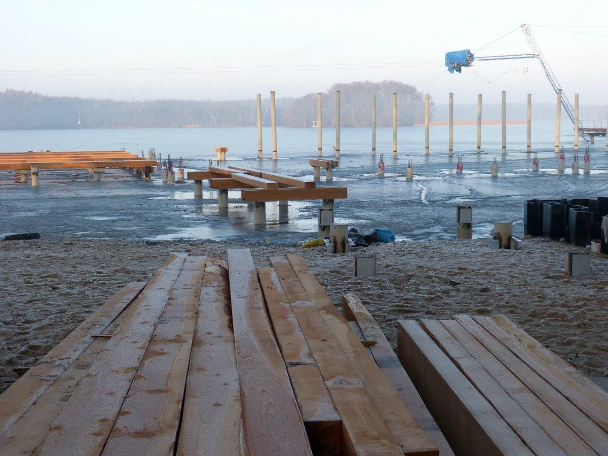 Przebudowa Plaży Miejskiej. Mimo zimy i lodu prace trwają