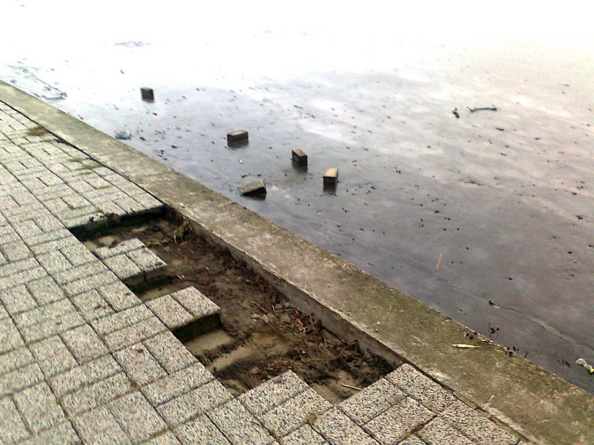 Wandale… rozbierają promenadę
