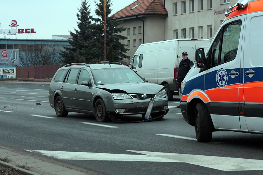 Ford staranował nieoznakowany radiowóz