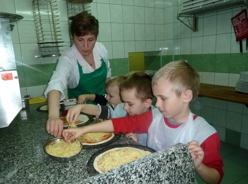 Przedszkolaki piekły pizzę