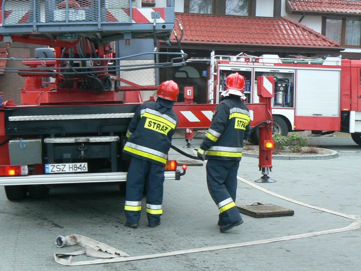 Płonęła altanka, śmietniki, słoma i trawy. Padały drzewa