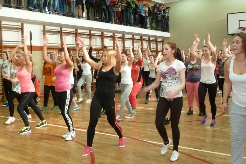 Uczniowie tańczyli z nauczycielami (video)
