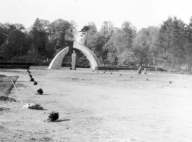 Stary Szczecinek: Pomnik poległych 