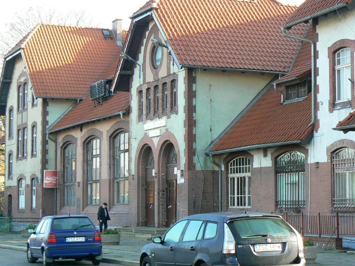 Kto z kim rozmawia o dworcu
