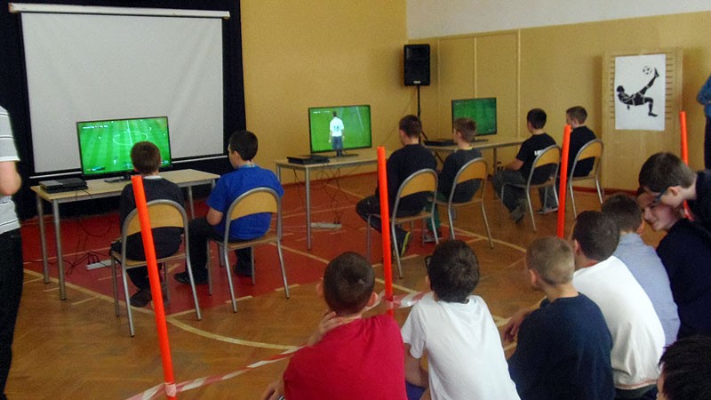 Turniej komputerowej piłki nożnej w SP6