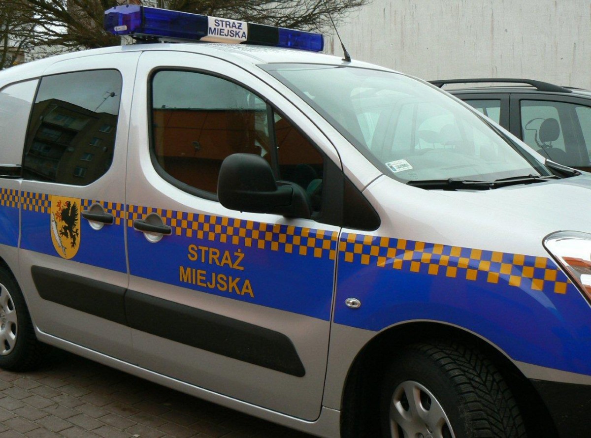 Awantury po alkoholu, połykanie marihuany i bose dziecko chodzące po ulicy