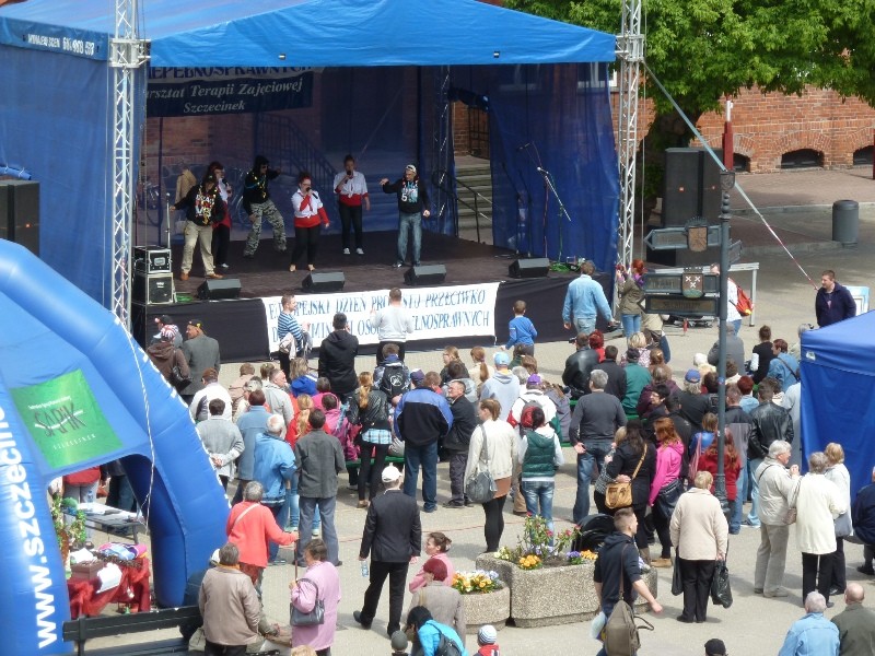 Głośny i roztańczony jarmark na placu Wolności