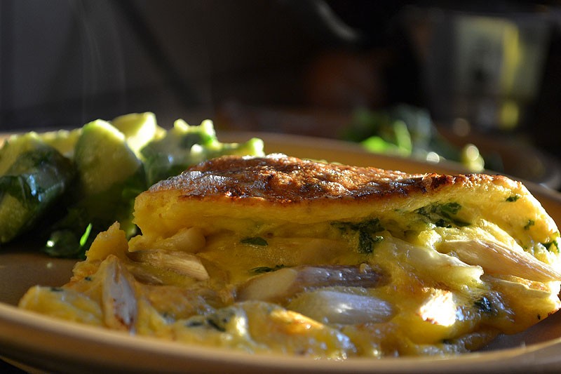 Marta smaży omlet ze szparagami