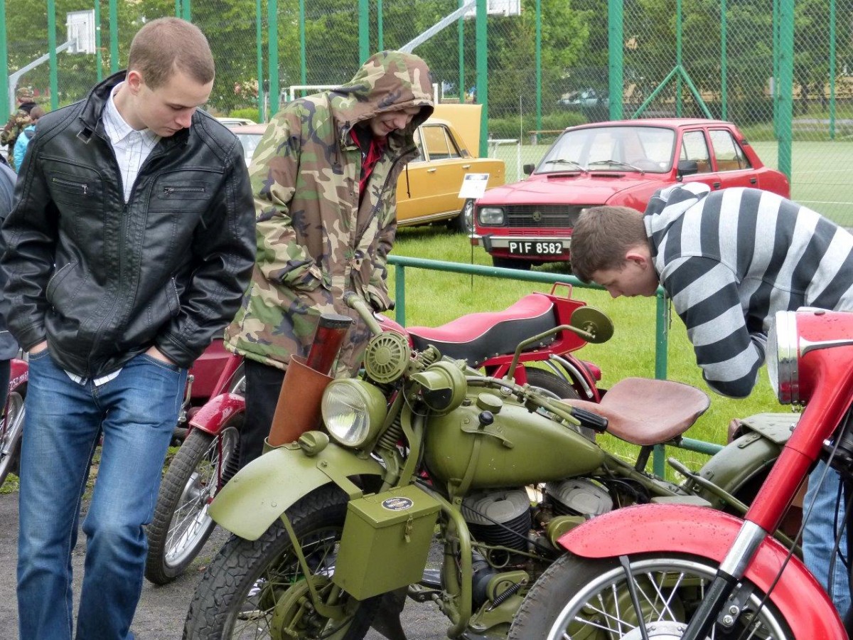 Piękne pojazdy promujące szkołę, czyli dawnych wspomnień czar