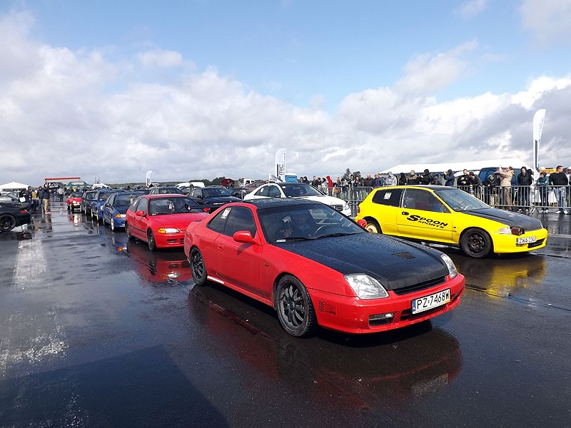 Motomaniacy w strugach deszczu (video)