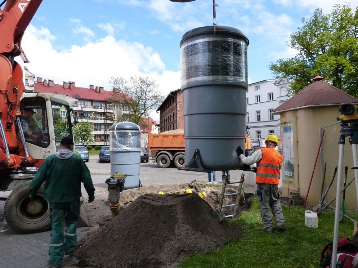 Trwa montaż podziemnych śmietników. Miasto nie wyklucza kolejnych lokalizacji