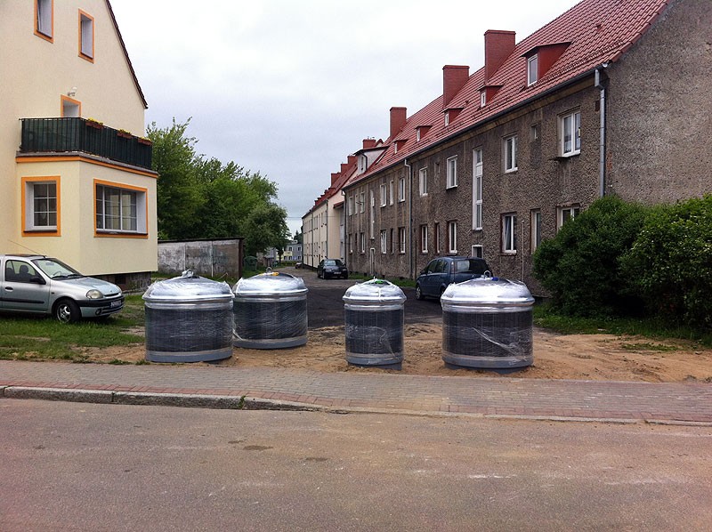 Podziemne śmietniki… na środku drogi. Przez prąd