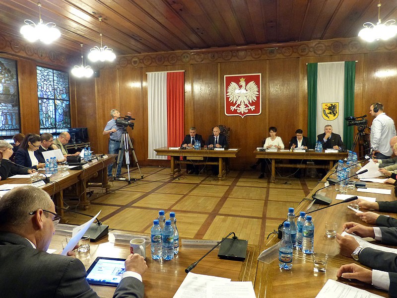 Obrady w mieście. Burmistrz z absolutorium. Opozycja na „nie”