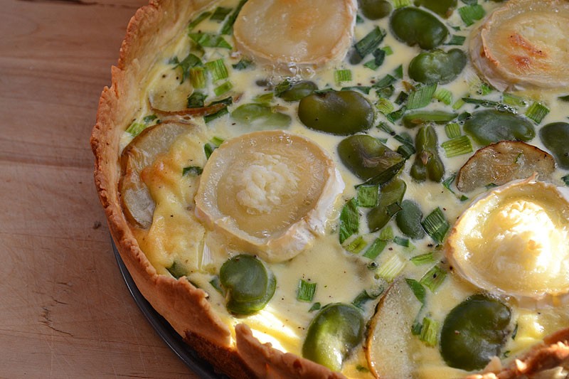 Tarta z bobem, młodymi ziemniaczkami i kozim serem
