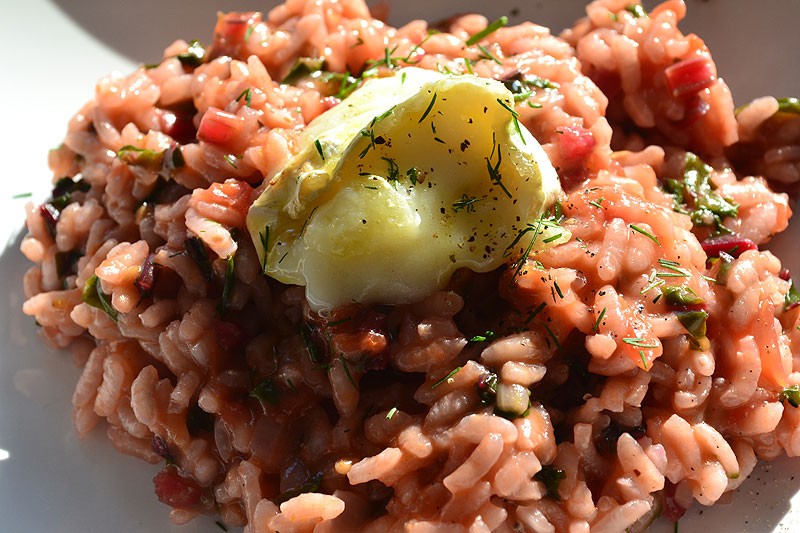 Marta gotuje risotto z pomidorem i botwinką 