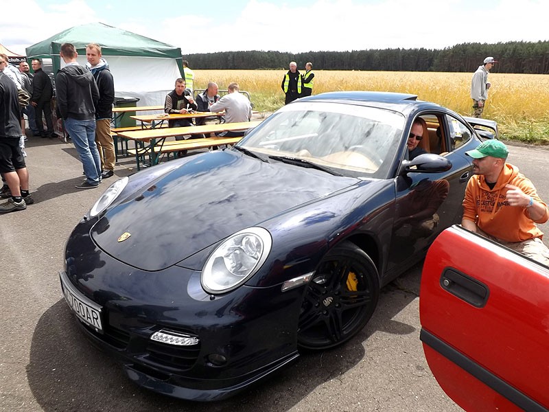 Maniacy motoryzacji opanowali lotnisko w Wilczych Laskach (video)